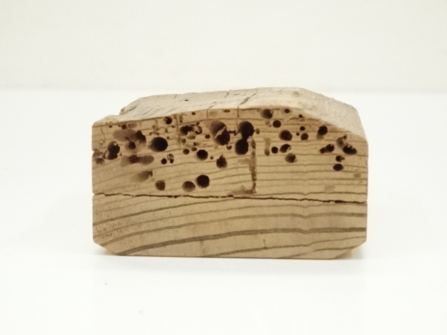  大徳寺山門古材割香合（大徳寺　聚光院　小野澤虎洞書付）（共箱）